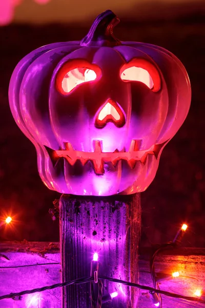 Dynia Jack Lantern Słupie Świecącym Ciemności Sezonie Halloween Dekoracyjne Rzeźbione — Zdjęcie stockowe