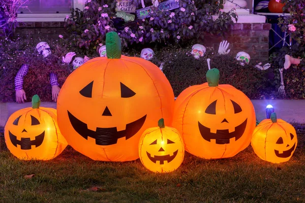 Uppblåsbara Pumpor Glöder Halloween Bakgrund Dekoration Utanför Ett Hus Trädgård — Stockfoto