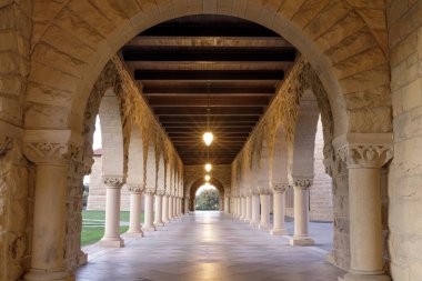 Stanford, California - 12 Mart 2020: Ana Avluda Kemer ve Sütunlar Yolu, Stanford Üniversitesi