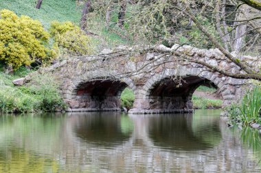 Stow Gölü üzerindeki taş kemer köprüsü. Golden Gate Parkı, San Francisco, California, ABD.