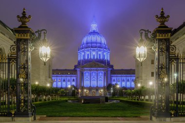 San Francisco Belediye Binası Mavi ve Parlayan Sisli Gökler Koronavirüs Salgını sırasında Sağlık Çalışanlarını Onurlandırıyor.