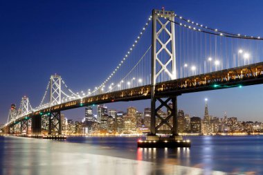 Mavi Saat, Bay Köprüsü ve şehrin üzerinde. Yerba Buena Adası, San Francisco, California, ABD.