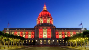 San Francisco Belediye Binasında Mavi Saat Kırmızı ve Altın Lit, George Floyd 'un anısına. 