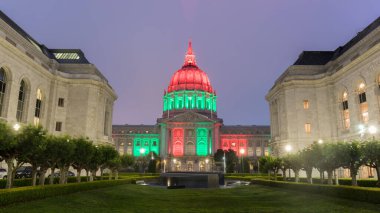 San Francisco Belediye Binası Anma Mahkemesi aracılığıyla Kırmızı, Yeşil ve Siyah ile aydınlatıldı.