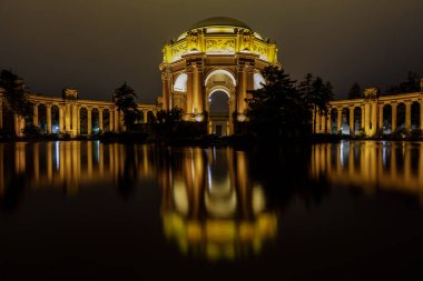 Gece saray suya yansıdı. Güzel Sanatlar Sarayı San Francisco 'da Bir Gece.
