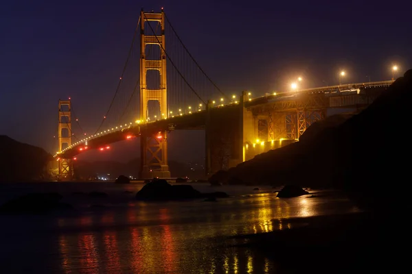Golden Gate Bridge Reflexos Brilham Escuro Através Praia Marshall — Fotografia de Stock