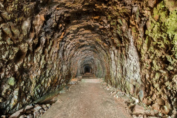 ダベンポート旧桟橋近くの放棄された鉱山トンネル 米国カリフォルニア州サンタ クルス郡ダベンポート — ストック写真