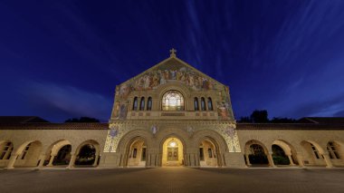 Blue Hour 'daki Stanford Memorial Kilisesi' nin geniş açılı görüntüsü.