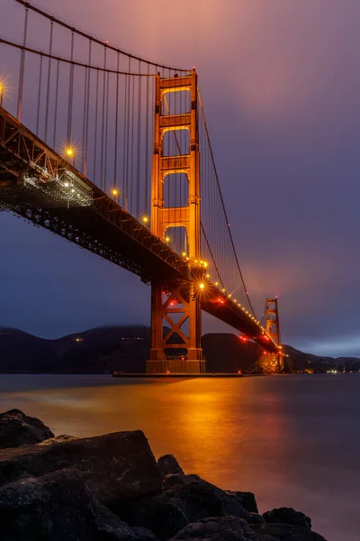 Golden Gate Bridge Illumina Riflette Attraverso Fort Point — Foto Stock