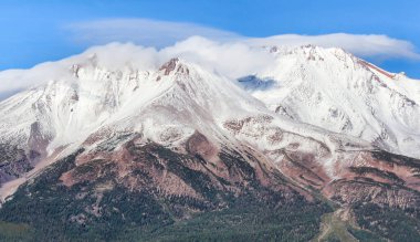 Shasta Dağı Kara Göt 'ten göründüğü gibi görünüyor. Shasta-Trinity Ulusal Ormanı, Siskiyou İlçesi, Kaliforniya, ABD.