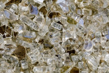 Yansıtıcı Ezilmiş Cam Kayalar. İçeride ve dışarıda şömine ve şömine için dekoratif kırık cam mücevherler..