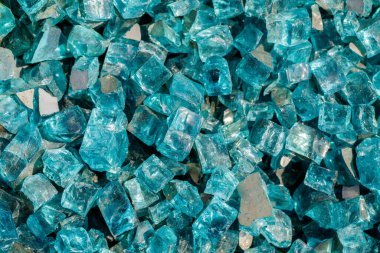 Turkuaz Yansıtıcı Kırık Cam Kayalar. İçeride ve dışarıda şömine ve ateş çukuru için dekoratif cam külçeler..