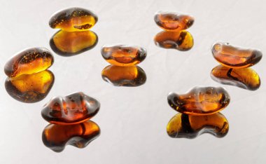 Amber takla attı ve ısıttı. Cam külçeleri.