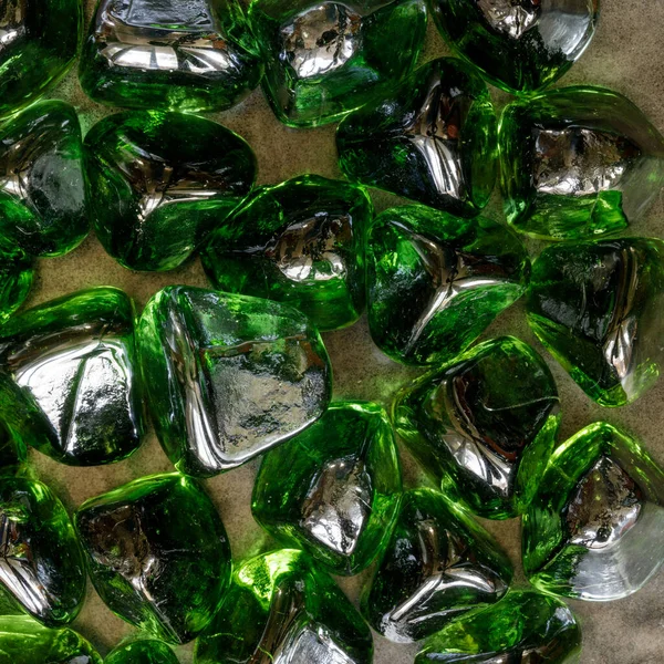 Emerald Diamond Tumlade Och Härdat Eld Glas Nuggets — Stockfoto