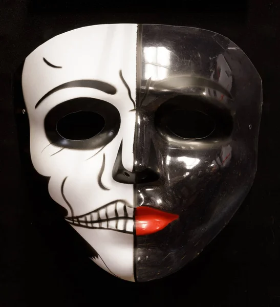 Masque Plastique Squelette Femme Isolé Sur Fond Noir — Photo