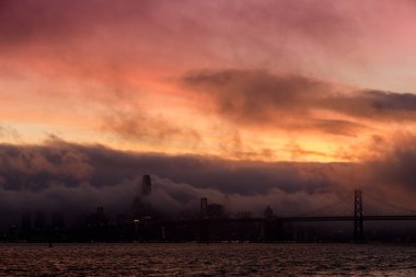 Oakland California 'daki Port View Park üzerinden San Francisco' da dramatik günbatımı