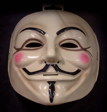Mountain View, California - 27 Eylül 2020: V Vendetta Yüz Maskesi Siyah Arkaplan Karşısında İzole Edildi