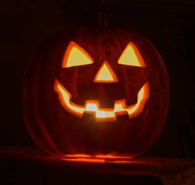 Cadılar Bayramı sezonunda karanlıkta parlayan Balkabağı Jack-O-Lantern.