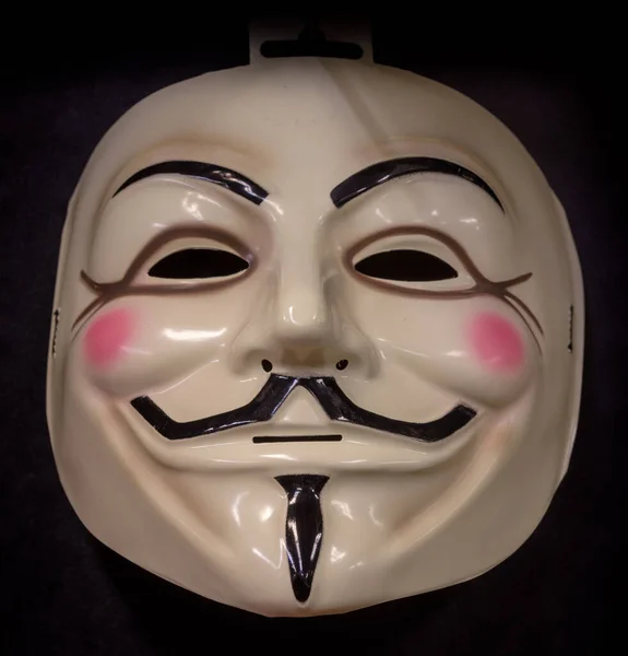 カリフォルニア州マウンテンビュー2020年9月27日 黒を背景に隔離されたVendettaフェイスマスクのV — ストック写真