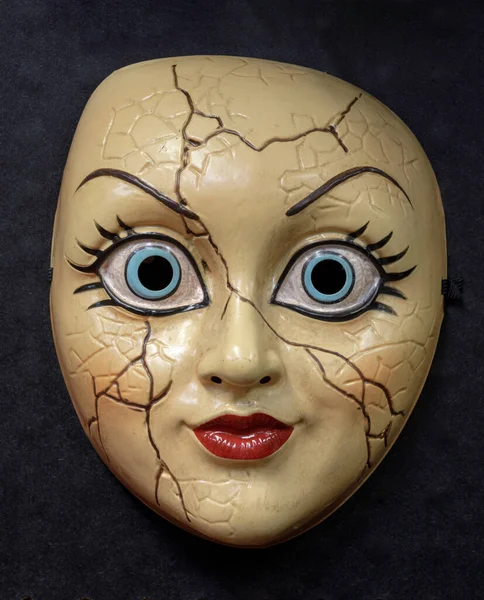 Cracked Doll Face Mask Isolerad Mot Svart Bakgrund — Stockfoto