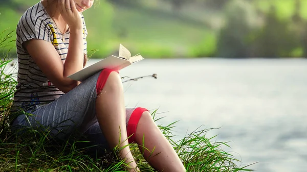 Mooie Vrouw Lezen Van Een Boek Nature Brunette Een Gestreepte — Stockfoto