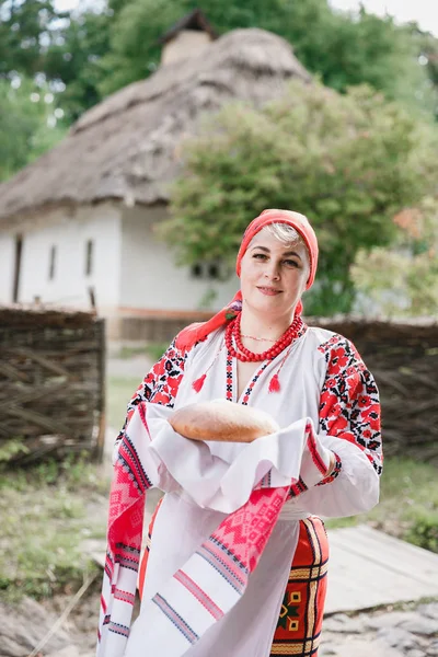 Eine Ukrainische Frau Traditioneller Tracht Hält Rushnyk Mit Brot Und — Stockfoto