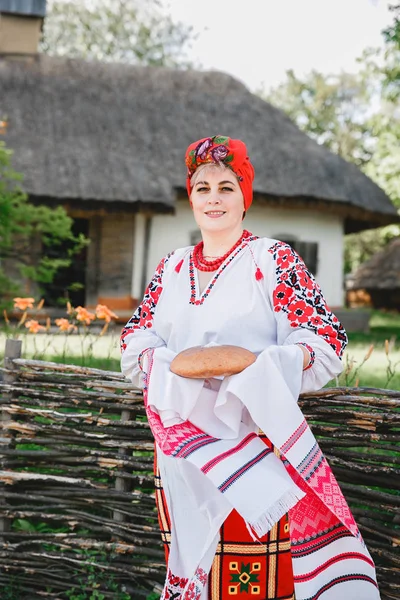 Een Oekraïense Vrouw Traditionele Kledij Houdt Rushnyk Met Brood Zout — Stockfoto