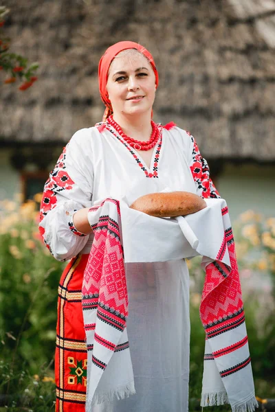 Ukrainian Woman Traditional Attire Holds Rushnyk Bread Salt Background Old — Stock Photo, Image