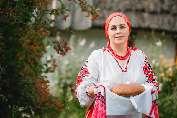 Ukrainsk Kvinna Traditionell Klädsel Innehar Rushnyk Med Bröd Och Salt — Stockfoto