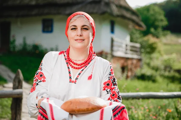 Een Oekraïense Vrouw Traditionele Kledij Houdt Rushnyk Met Brood Zout — Stockfoto