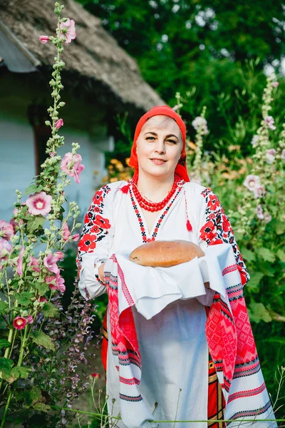 Ukrainian Woman Traditional Attire Holds Rushnyk Bread Salt Background Old — Stock Photo, Image