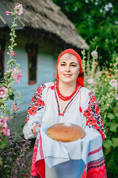 Una Donna Ucraina Abbigliamento Tradizionale Tiene Rushnyk Con Pane Sale — Foto Stock