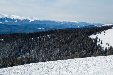 Bukovel kış. Karla kaplı dağ zirveleri. Ukrayna Carpathians.Mount Hoverla.