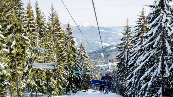 Skid Och Snowboardåkare Ski Lift View Från Ovan Linbanan Bland — Stockfoto