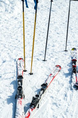 kayaklar ve karda snowboard. Kayak ve snowboard dağlarda kiralaması