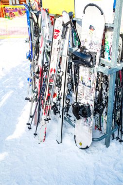 kayaklar ve karda snowboard. Kayak ve snowboard dağlarda kiralaması