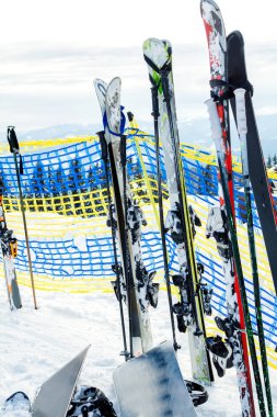 kayaklar ve karda snowboard. Kayak ve snowboard dağlarda kiralaması