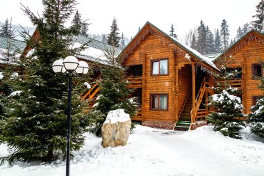 Dağ tatil Ahşap yazlık evde. Noel Kış manzarası. Güzel kış yazlık kaplı kar