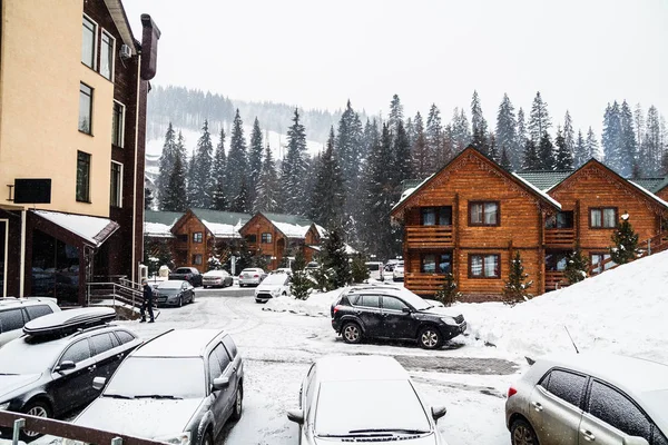 山上的木屋别墅 圣诞冬季景观 美丽的冬平房覆盖雪 — 图库照片