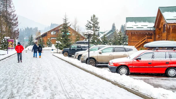 山上的木屋别墅 圣诞冬季景观 美丽的冬平房覆盖雪 — 图库照片