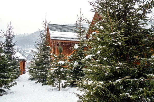 山上的木屋别墅 圣诞冬季景观 美丽的冬平房覆盖雪 — 图库照片
