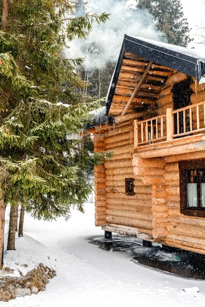 Holzhäuschen Bergregion Weihnachtswinterlandschaft Schöne Winterhütte Bedeckt Schnee — Stockfoto