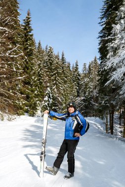 Kış spor uzakta arıyorum genç yakışıklı adam, büyük giyen yansıtılmış kar maskesi.