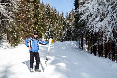Kış spor uzakta arıyorum genç yakışıklı adam, büyük giyen yansıtılmış kar maskesi.
