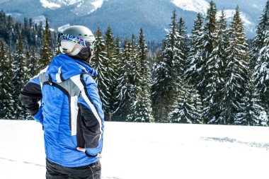 Kış spor uzakta arıyorum genç yakışıklı adam, büyük giyen yansıtılmış kar maskesi.