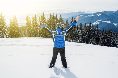 Kış spor uzakta arıyorum genç yakışıklı adam, büyük giyen yansıtılmış kar maskesi.