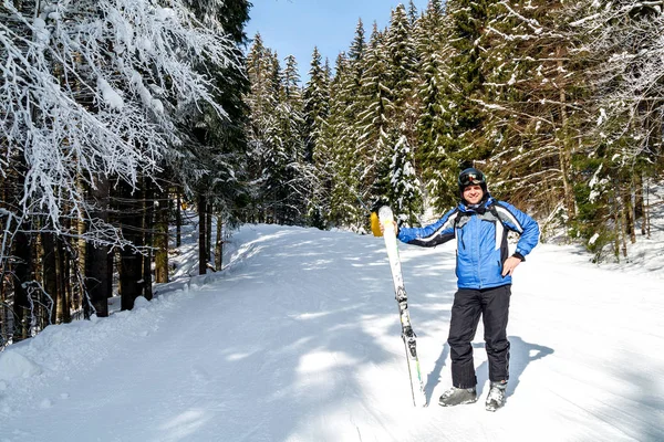 Kış spor uzakta arıyorum genç yakışıklı adam, büyük giyen yansıtılmış kar maskesi.