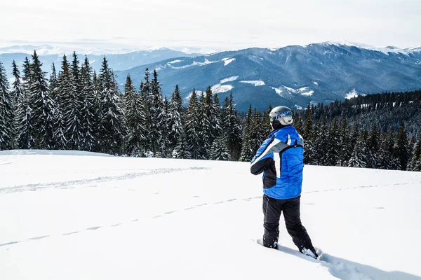 Kış spor uzakta arıyorum genç yakışıklı adam, büyük giyen yansıtılmış kar maskesi.