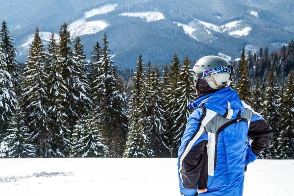 Kış spor uzakta arıyorum genç yakışıklı adam, büyük giyen yansıtılmış kar maskesi.