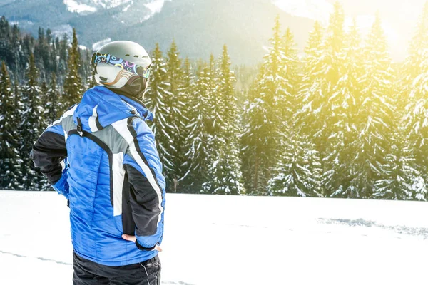 Joven Hombre Guapo Ropa Deportiva Invierno Mirando Hacia Otro Lado — Foto de Stock